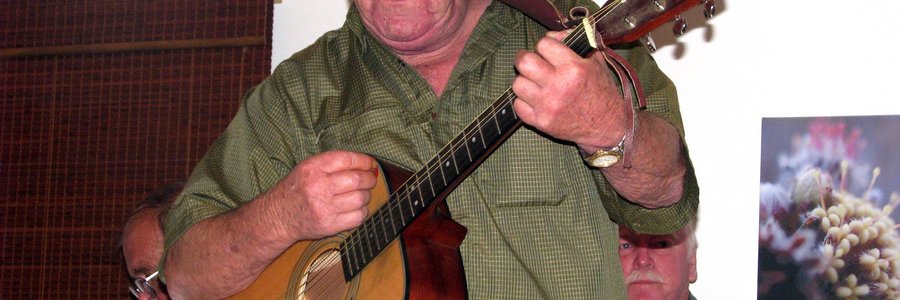 Wyle Manie Groenewald, Gansbaai se Boereorkes-ikoon op sy beste soos almal hom geken het, wat op 20 Augustus 2015 oorlede is 